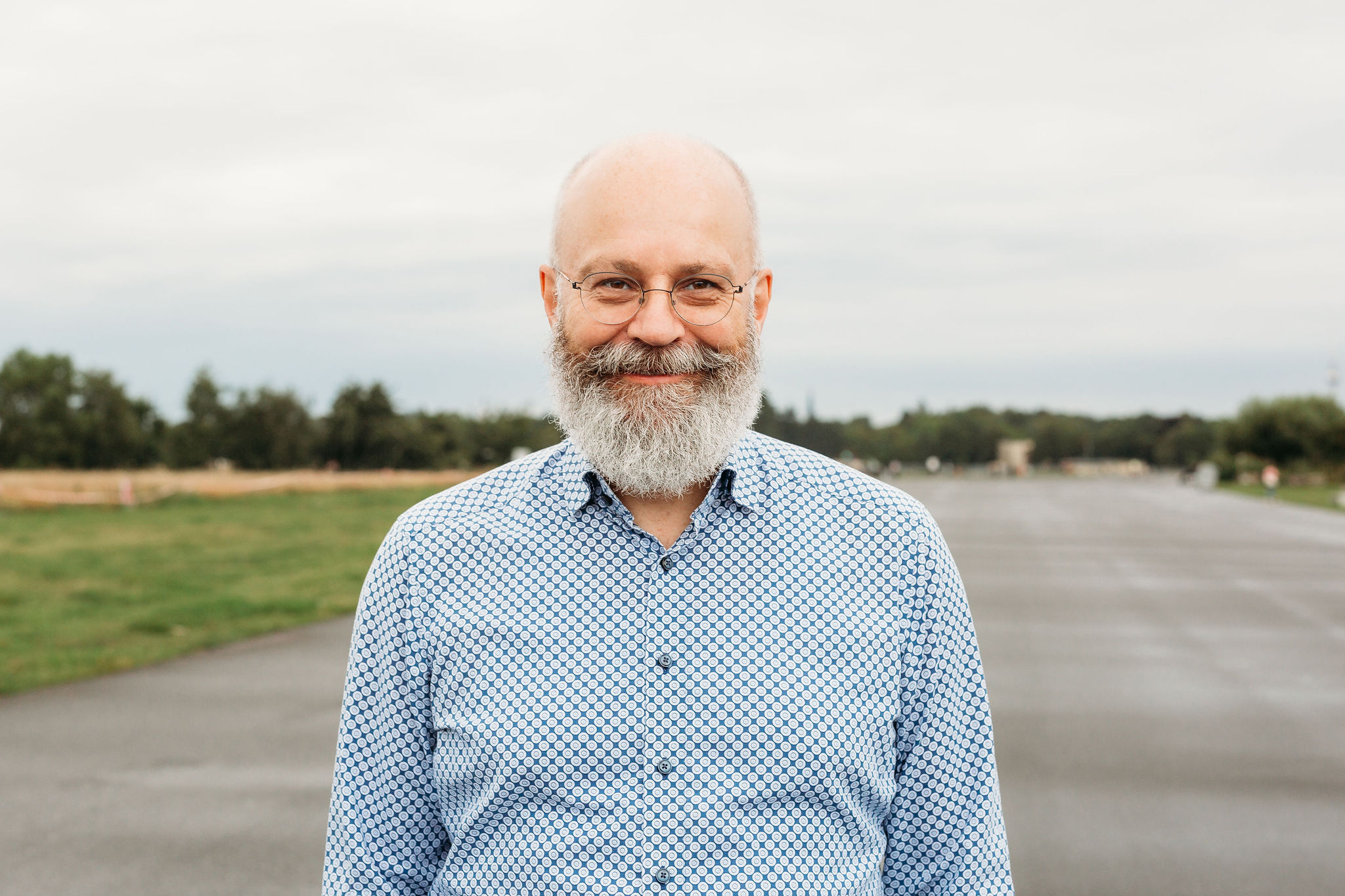 Ralf Albers lächelnd auf dem Tempelhofer Feld in Berlin.