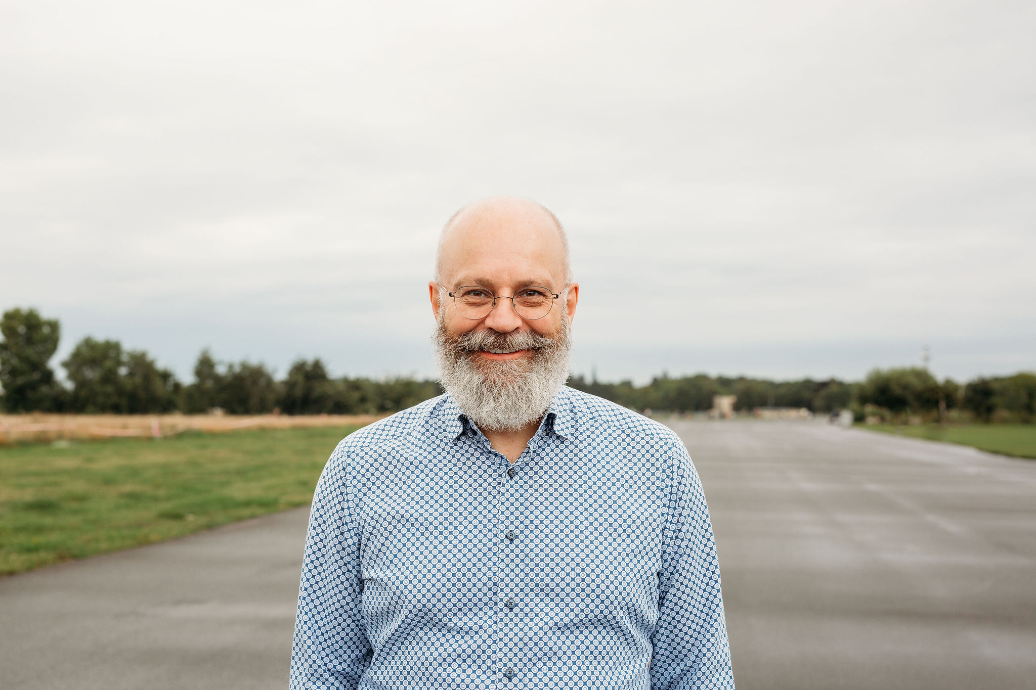 Ralf Albers lächelnd auf dem Tempelhofer Feld in Berlin.