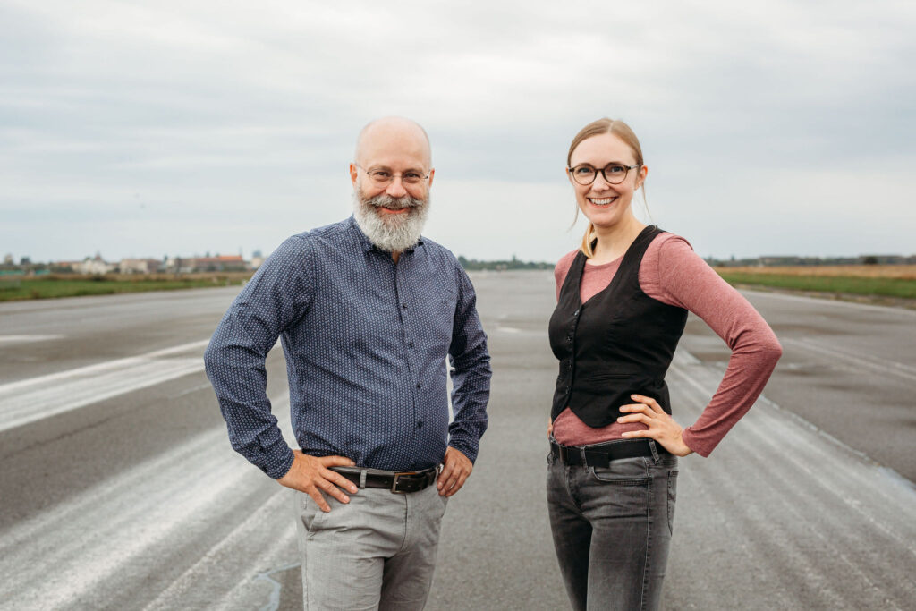 Ralf Albers und Steph Kunold auf der Rollbahn des Tempelhofer Feldes in Berlin.